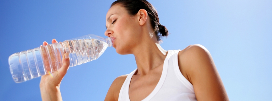 Mujer-bebiendo-agua1