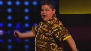 niño-se-luce-bailando