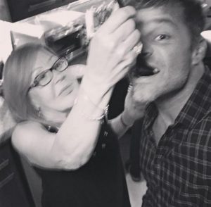 Ricky-saluda-a-mamá