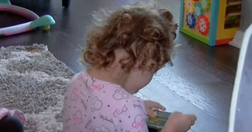 niña compra celular