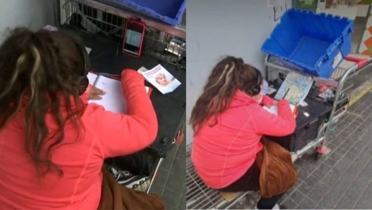 Niña recibe clases online en la calle junto a su madre vendedora ambulante