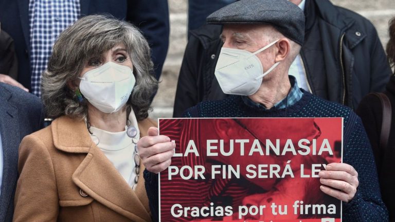 España se convirtió en el séptimo país donde la eutanasia ya es legal