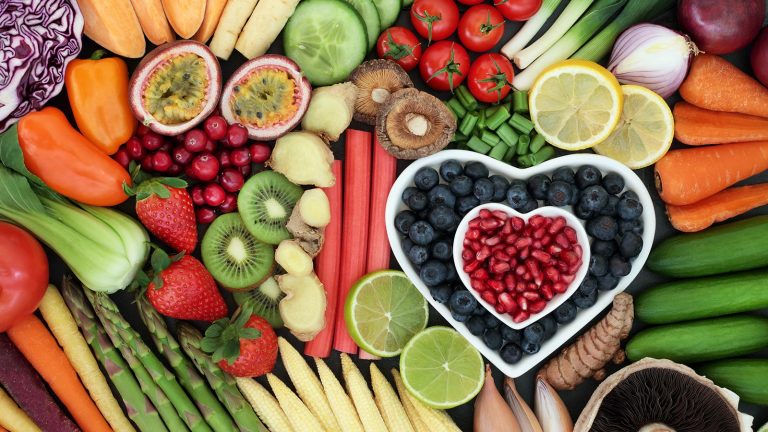 ¿Cuántas frutas y verduras es saludable comer?
