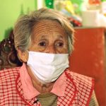 Abuela de 82 años trabaja dirigiendo el transito para mantener a su familia