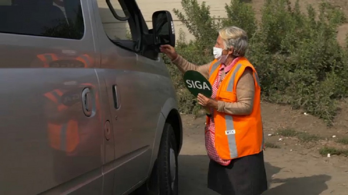Abuela de 82 años trabaja dirigiendo el transito para mantener a su familia