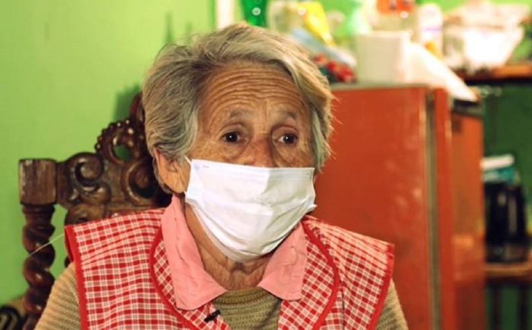 Abuela de 82 años trabaja dirigiendo el transito para mantener a su familia