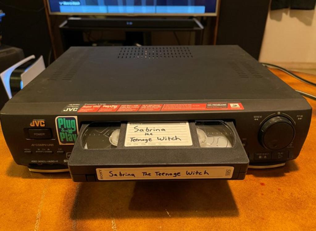 Mujer es buscada por la policía por no devolver un VHS alquilado