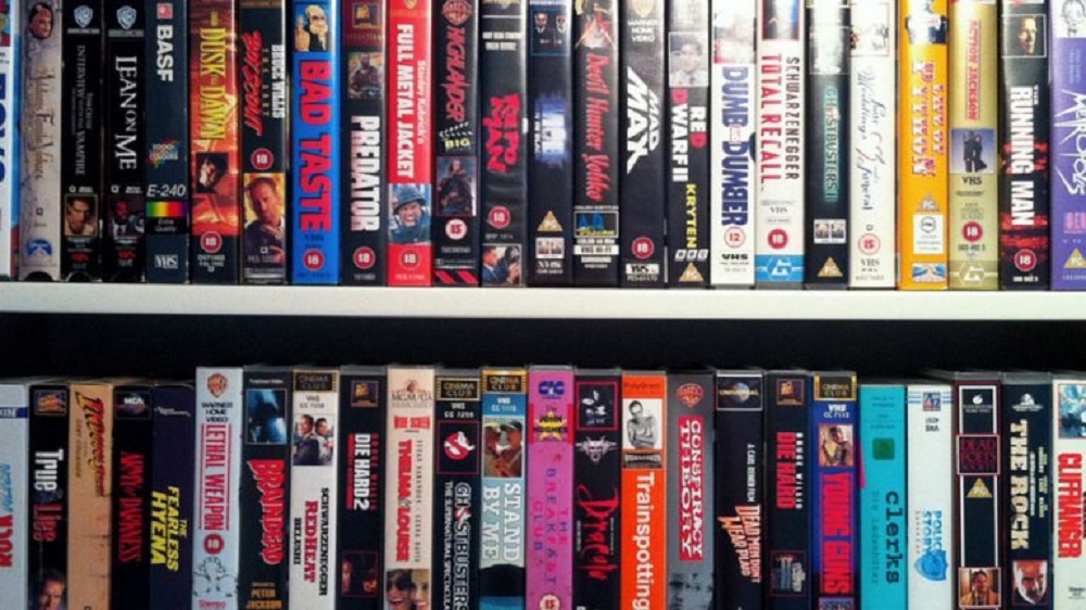 Mujer es buscada por la policía por no devolver un VHS alquilado