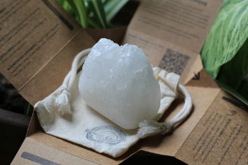 Piedra de alumbre: ¿Es realmente bueno su uso como desodorante?