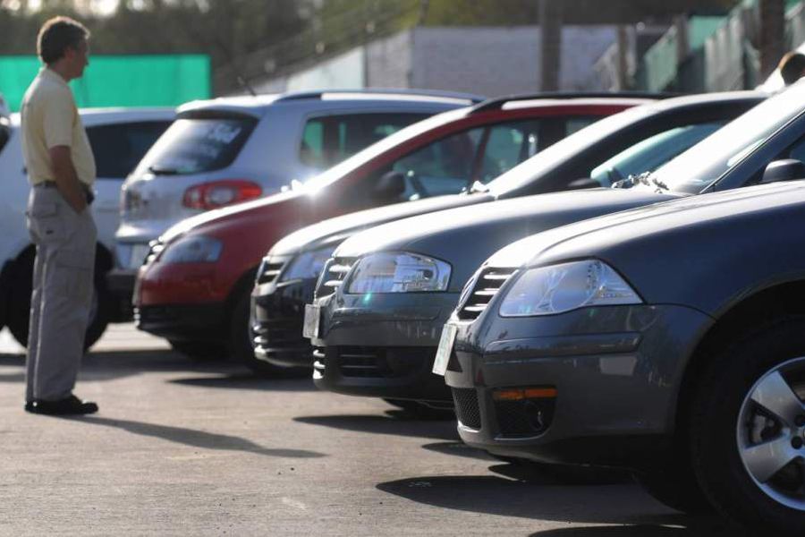 ¡Sigue estos consejos para evitar estafas al comprar un auto usado!