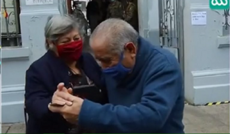 Pareja de abuelitos sorprende bailando después de haber votado