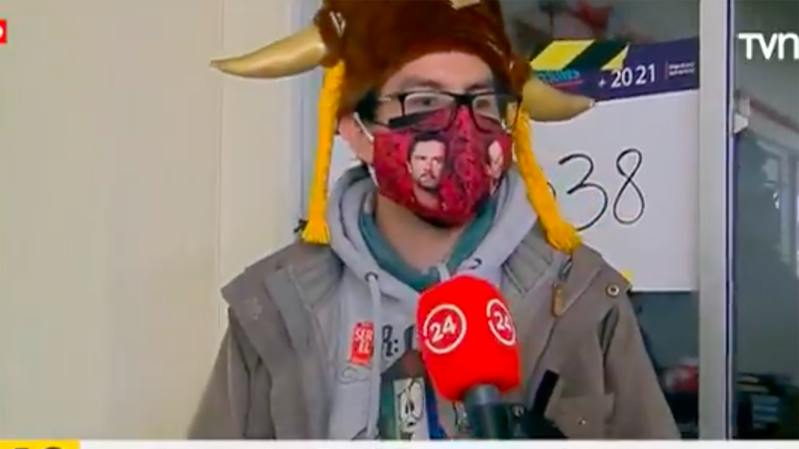 Vocal con mascarilla de Felipe Camiroaga: "Él nos llamaría a votar"