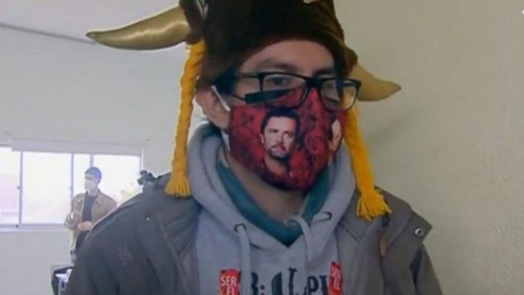 Vocal con mascarilla de Felipe Camiroaga: "Él nos llamaría a votar"