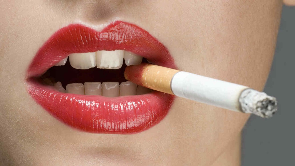Почему нельзя курить после губ. Сигарета во рту. Сигареты РТ. Губы с сигаретой.