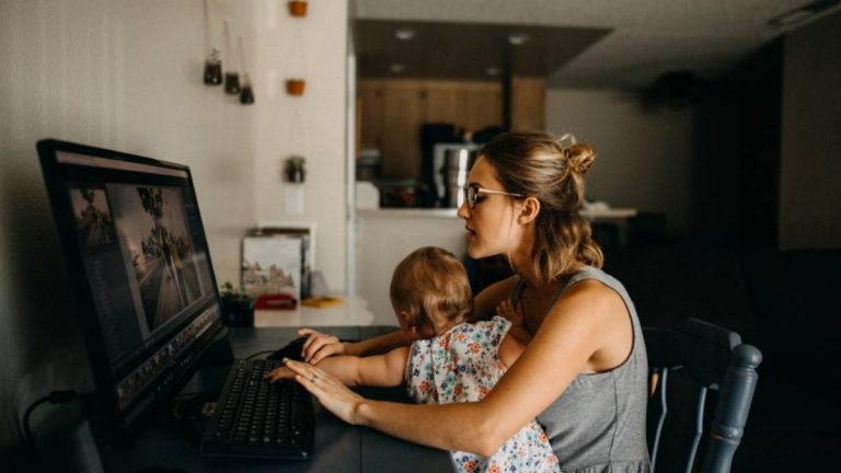 Un 92% de las madres creen que las empresas prefieren mujeres sin hijos