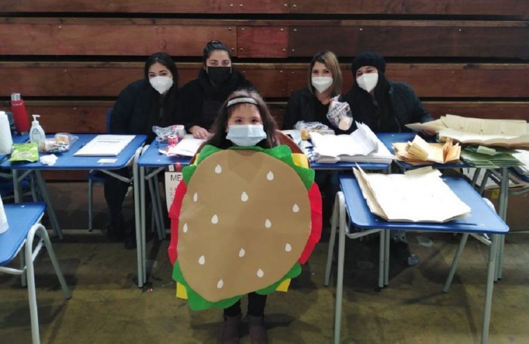 ¡Adorable! Niña Hamburguesa le regaló colaciones a vocales de mesa