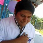 Joven enfermero emociona tras publicar foto en la tumba de sus padres