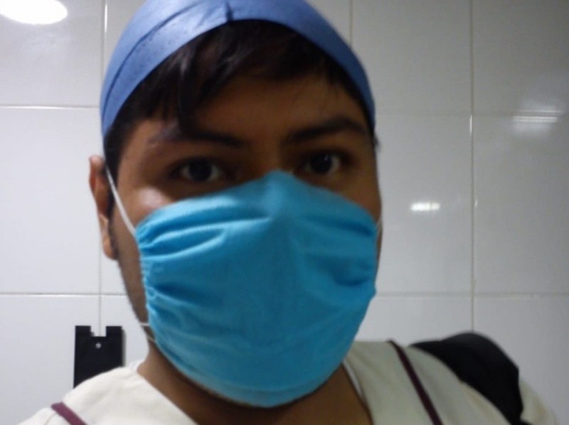 Joven enfermero emociona tras publicar foto en la tumba de sus padres