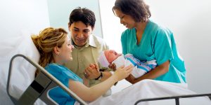Estudio revela la importancia de la participación del padre durante el parto