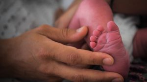 Bebé sufre corte en su cara al nacer por una cesárea de emergencia