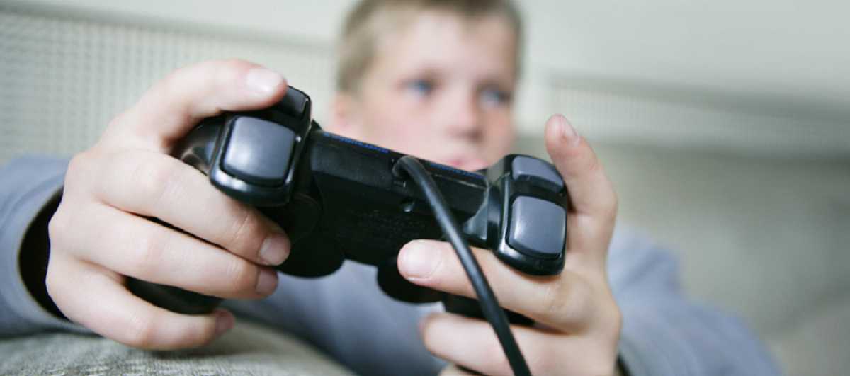 Niño se escapa de su casa porque lo hicieron apagar su Play Station