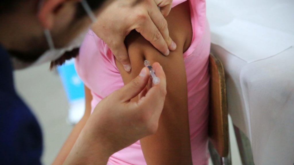 Vacunan A Menor De 12 Años