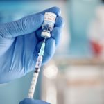 Falta de vacunas Pfizer perjudica a la población más joven