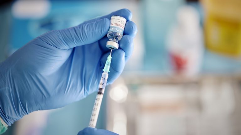 Falta de vacunas Pfizer perjudica a la población más joven