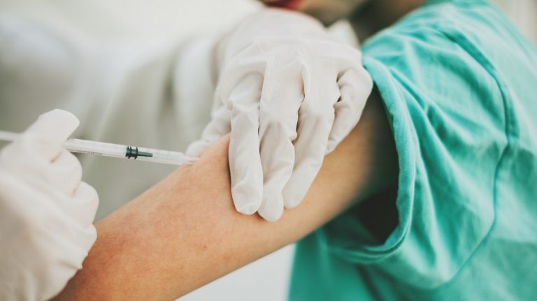 Vacuna contra la influenza podría disminuir los síntomas del Covid-19