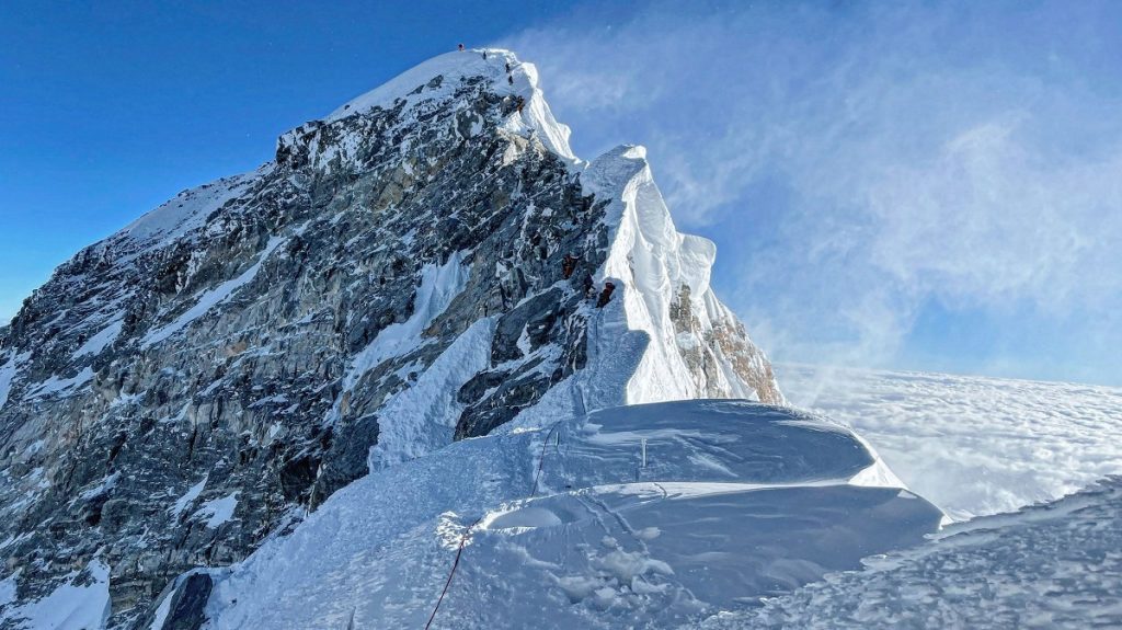 El Covid-19 llegó al Everest con más de 100 contagios confirmados