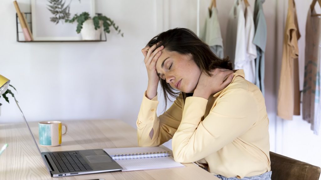 ¿Cómo eliminar el agotamiento y recargar nuestras vidas?And Neck Pain Sitting At Table While Working From Home