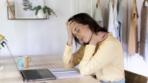 ¿Cómo eliminar el agotamiento y recargar nuestras vidas?And Neck Pain Sitting At Table While Working From Home