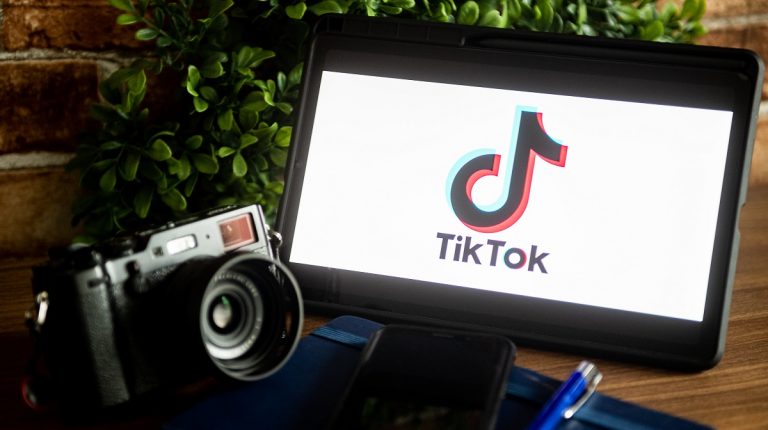 Cámaras encendidas: Profesora logra lo imposible por broma de Tik Tok