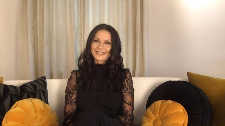 Catherine Zeta-Jones tiene 51 años y se sigue viendo increíble