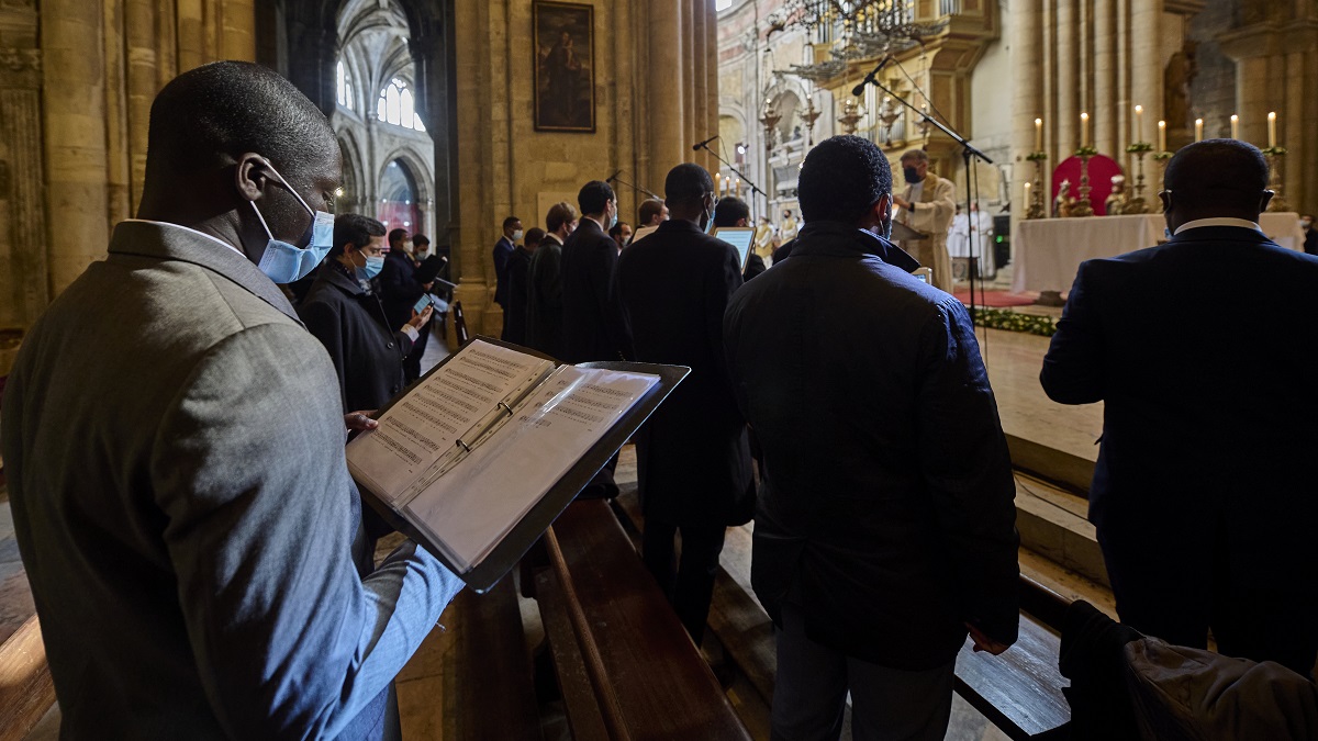 Sacerdote que compuso canciones de misa acusado de abusos