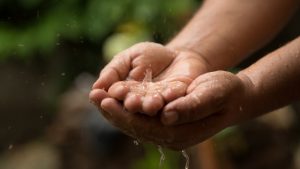 Sequía en Chile: ¿Sabes cuánta agua consumes en tu día a día?