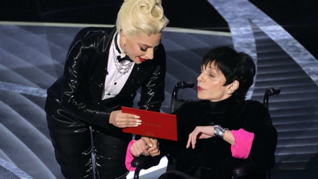 Lady Gaga Presenta Premio Con Liza Minelli