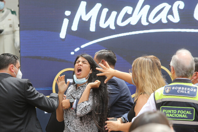 Mujer Lanza Agua A Piñera 2