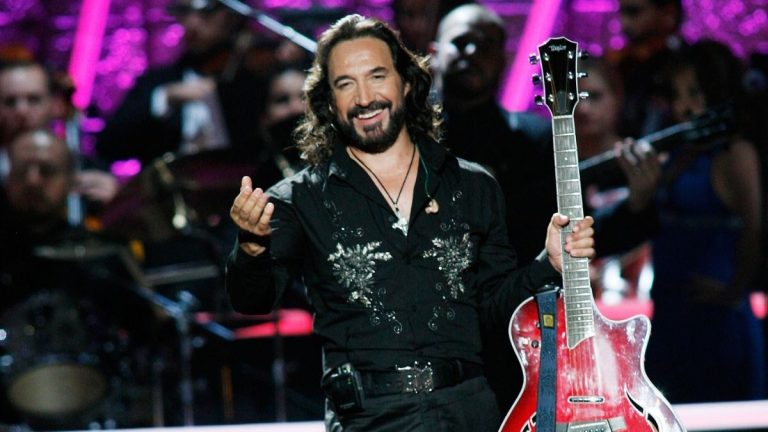 MARCO ANTONIO SOLIS PREMIO PERSONA DEL AÑO 2022 (5)