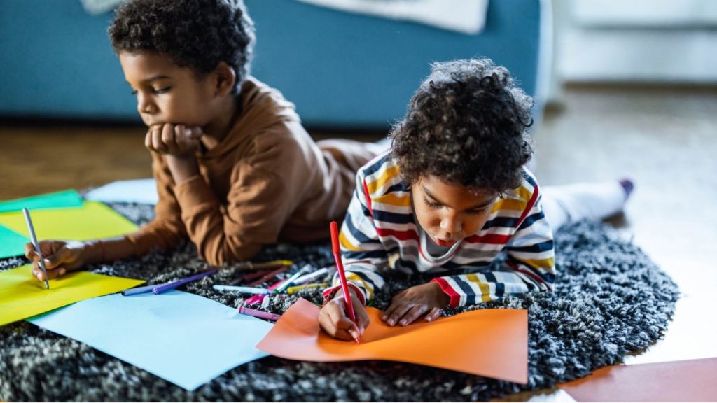 Niñios Escribiendo