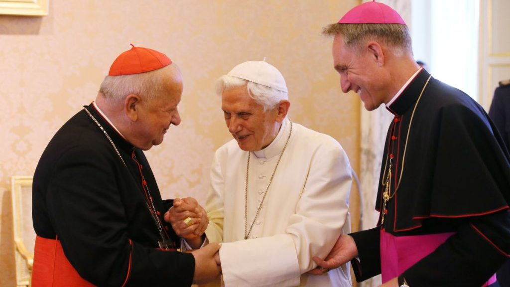Muere Benedicto XVI (1)