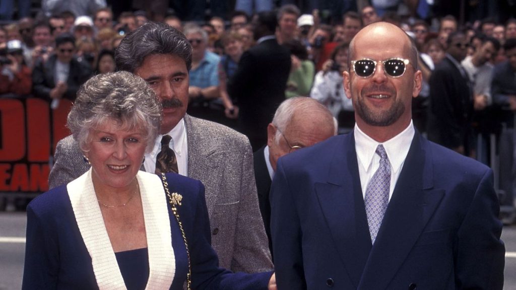 Bruce Willis Madre (1)