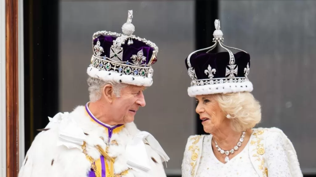 Rey Carlos Iii Y Reina Camilla