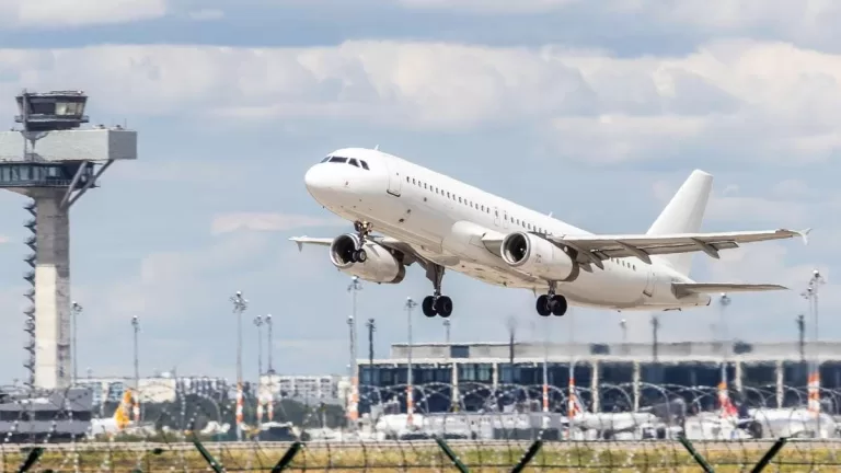 ¿Has sentido los aviones sobrevolando Santiago? FACH confirma motivo y anuncia evento especial