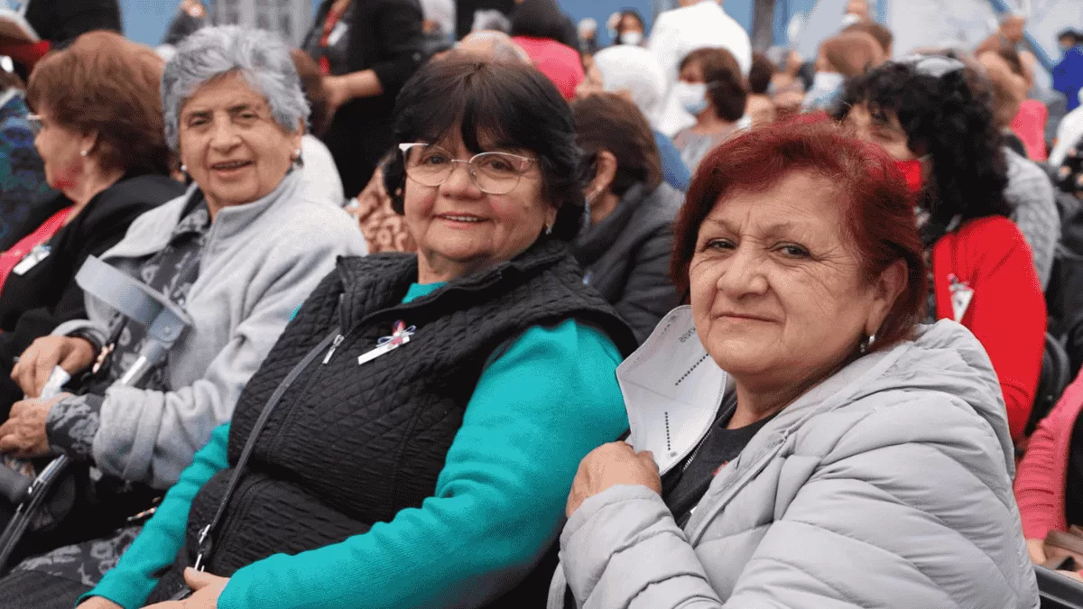 Bono de $100.000 para jubilados tras alza de la bencina: Este es el ÚNICO requisito que deben cumplir las mujeres