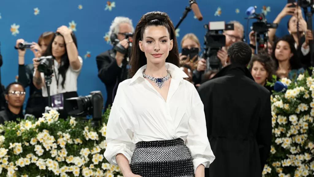 Anne Hathaway En La Met Gala De 2025